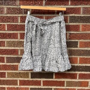 SHEIN White and Black Speckled Belted Flounce Hem Mini Skirt